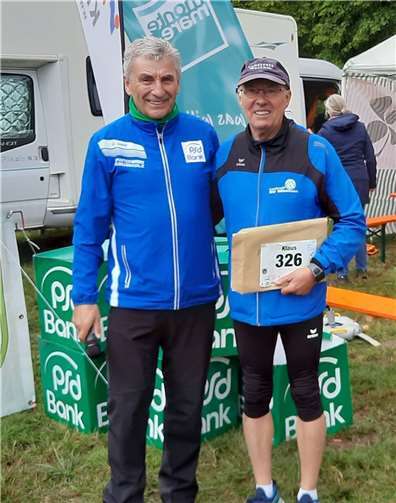 Klaus Blüher (re.) freut sich über den Hauptgewinn.