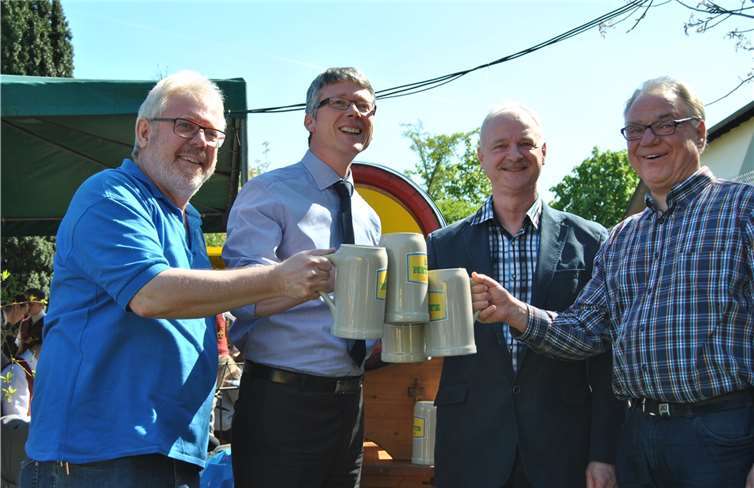 Klaus Both, Bürgermeister Norbert Bahl, Kurt Isola, Bitburger, Pfarrer Thomas Gerber (v.l.).