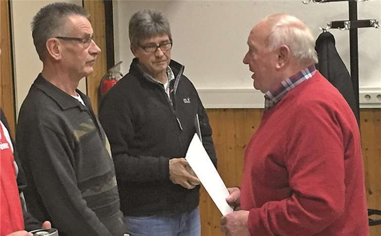 Klaus Breithausen erhält die Ehrenurkunde.privat