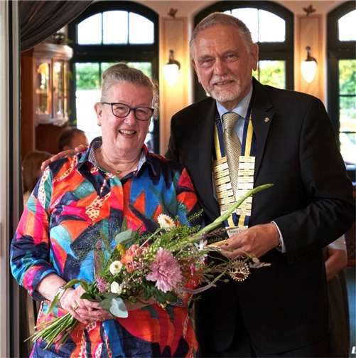 Klaus Bücklein und Beatrix Hecken-Knieling bei der Ämterübergabe. Foto: Rotary Club Koblenz-Mittelrhein