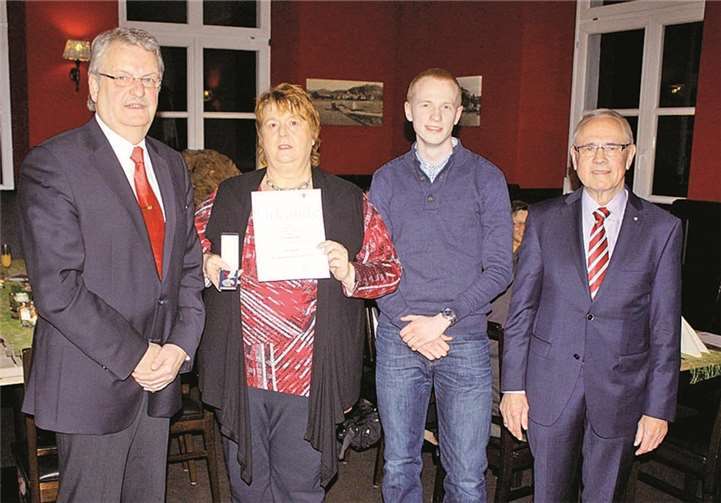 Klaus Dalpke und Dieter Korf zeichneten Waltraut Schmaus und Johannes Westhofen für ihre Treue zum DRK aus. DL