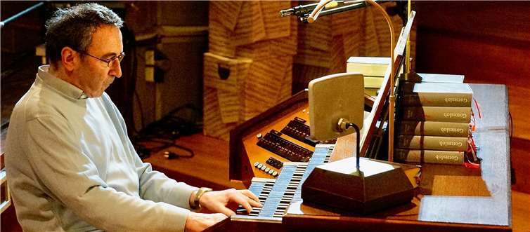 Klaus-Dieter Holzberger gab in St. Laurentius einen bunten Melodienreigen zum Besten.Foto: KG