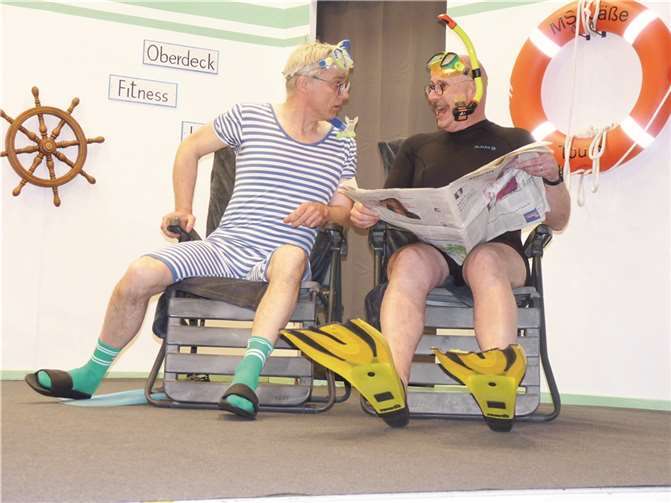 Klaus-Dieter (li.) und Hermann machen beim Durchblättern der Zeitung eine atemberaubende Entdeckung.