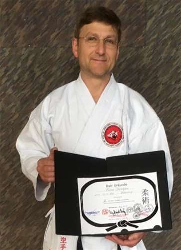 Klaus Dünchem durfte sich über die Auszeichnung durch Großmeister Siegfried Lory freuen. privat