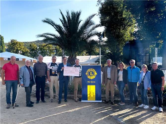 Klaus Dünker (5. von links), Präsident Lions Club Bad Neuenahr, überreicht den Spendenscheck an EdgarSteinborn (4. von links) und Jürgen Grünwald (6. von links), Vorstandsmitglieder der VOR-Tour der Hoffnunge.V.  Foto: privat