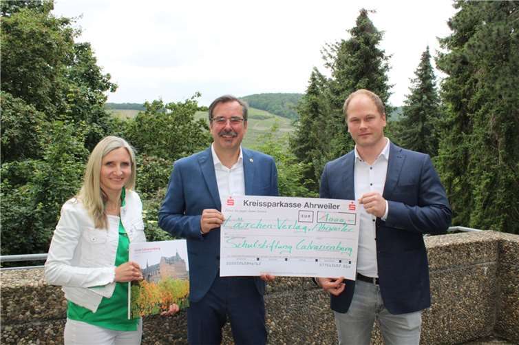 Klaus Dünker, Gesellschafter des Lärchen-Verlag Ahrweiler (Mitte) überreichte kürzlich eine Spende in Höhe von 1.000 Euro an die Schulstiftung Calvarienberg, vertreten durch die Stiftungsvorstände Dr. Annette Gies und Christian Zimbelmann. Foto: privat