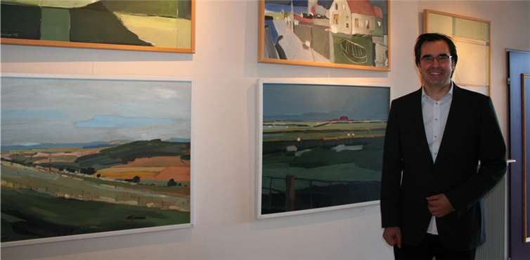 Klaus Dünker mit seinen einigen seiner Landschaftsmotive. HG