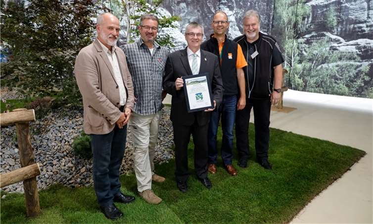Klaus Erber, Manuel Andrack, Landrat Dr. Alexander Saftig, Michael Schwippert und Jochen Becker (von links) freuen sich über die Auszeichnung als Premium-Wanderregion. Foto: Oliver Langel