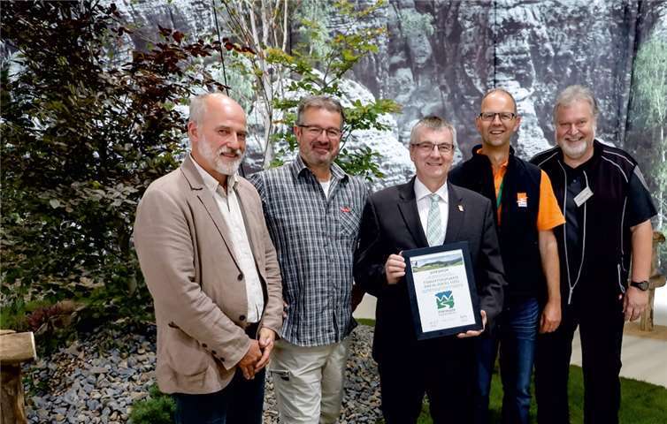Klaus Erber, Manuel Andrack, Landrat Dr. Alexander Saftig, Michael Schwippert (v. l.) freuen sich über die Auszeichnung.  Oliver Langel
