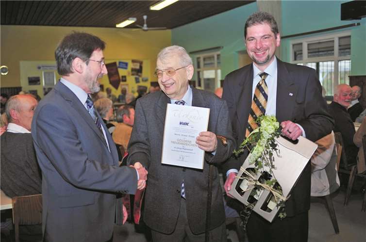 Klaus Fiege erhielt für 65 Jahre Mitgliedschaft das Goldene Treueabzeichen von Peter Schulz (l.), (r.) Jürgen Kubach. RÜ