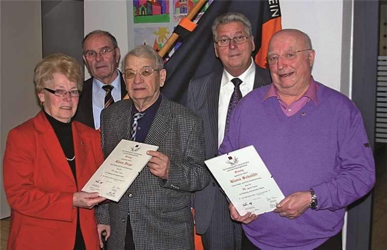Klaus Fiege erhielt von der Vorsitzenden die Urkunde für 65 Jahre Mitgliedschaft. Immerhin fünf stolze Jahrzehnte ist Klaus Schuldt. RÜ