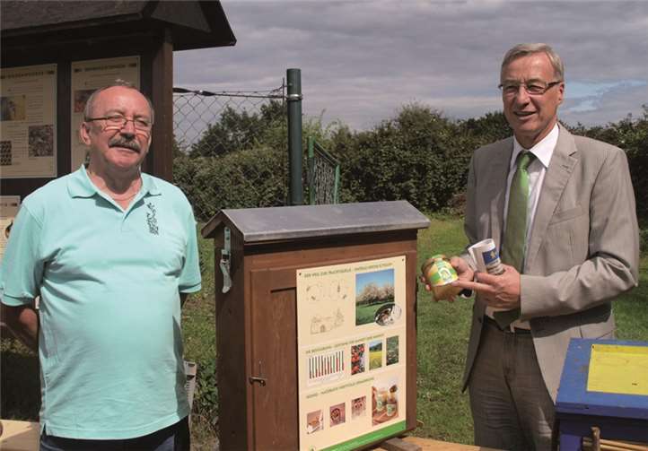 Klaus Götz, 1. Vorsitzender des Kleingartenvereins, stellte dem Umweltstaatssekretär die neueste Errungenschaft vor: Die Bienen haben Einzug gehalten.
