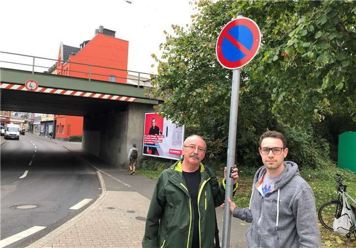 Klaus Götz (li.) und Dennis Feldmann weisen auf das vergessene Verkehrsschild hin.Foto:SPD Lützel
