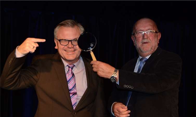 Klaus Grewe (r.) überreicht dem neuen Preisträger Jürgen Beckers „Ne Hausmann“ die Morenhovener Lupe. WEIGERT