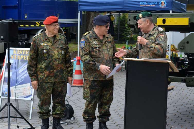 Klaus Grollius gratuliert Wolfgang Erdmann, links daneben Heinz Wiebe.