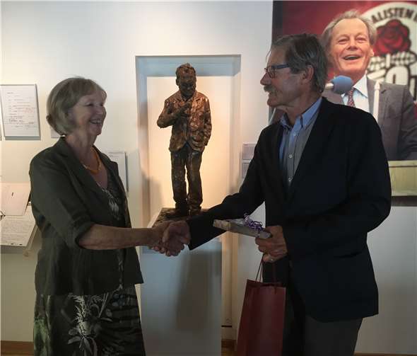 Klaus-Henning Rosen gratuliert der 40.000. Besucherin Doris Busse. Fotos: privat