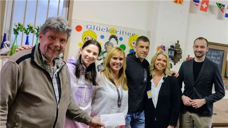 Klaus Herbel (l.) und Jan Badinsky (r.) umrahmen engagierte Glücksritter. Foto: privat