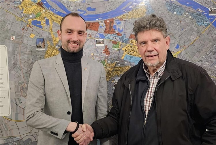 Klaus Herbel (r.) verabschiedet Jan Badinsky im VG-Rathaus.