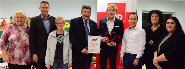 Klaus Herbel überreicht die Ehrung des SPD Gemeindeverbands Weißenthurn „Regional-Politiker mit Herz“ an Marc Ruland.privat