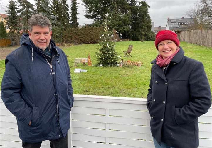 Klaus Herbel und Karin Küsel vor einem weihnachtlich geschmückten Tannenbaum. Foto: SPD der VG Weißenthurm
