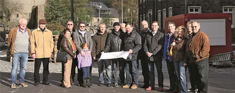 Klaus Hillesheim (9.v.l.) stellt FWG-Mitgliedern Baumaßnahmen am Dom vor. K. Büchner