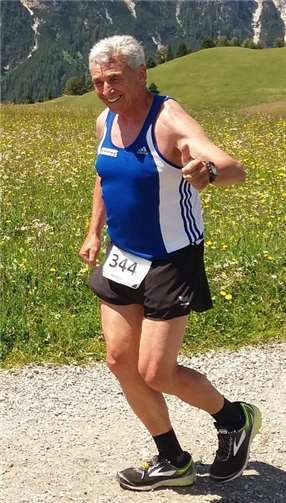 Klaus Jahnz, auf der Strecke, im Hintergrund der Schlern, ein Wahrzeichen Südtirols