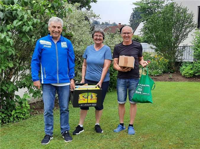 Klaus Jahnz gratuliert Christiane Gassen und Klaus Bühler von der LT SV Westum für den 2. Platz der Meistbeteiligung. Fotos: privat