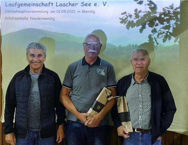 Klaus Jahnz gratuliert den Ehrenmitgliedern Josef Handeck (li.) und Horst Ommer (re.)
