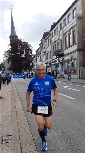 Klaus Jahnz kurz nach dem Start des Marathons in St. Wendel. Foto: Elisabeth Waldorf