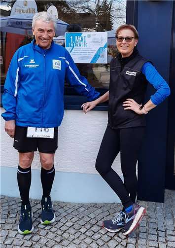 Klaus Jahnz und Elisabeth Waldorf vor dem Start in Mühlheim. Foto: Wolfram Braun