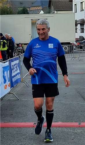 Klaus Jahnz vor dem Start seines 165. Marathons am Rursee. Foto: Elisabeth Waldorf