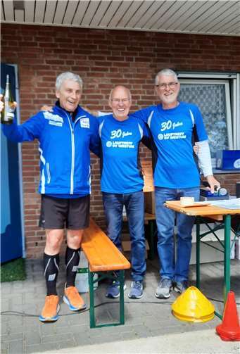 Klaus Jahnz wird von Bernhard Schmitz (rechts, Lauftreffleiter SV Westum) und seinem Vorgänger Klaus Blüher (mitte) für den ersten Platz der AK M70 beim Halbmarathon geehrt.  Foto: Elisabeth Waldorf