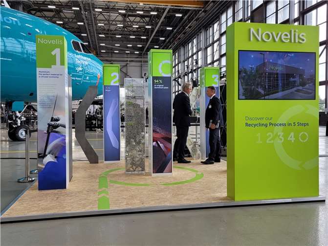 Klaus Kalmer, Head of Engineering, Airbus Aerostructures GmbH besuchte den Novelis Stand.