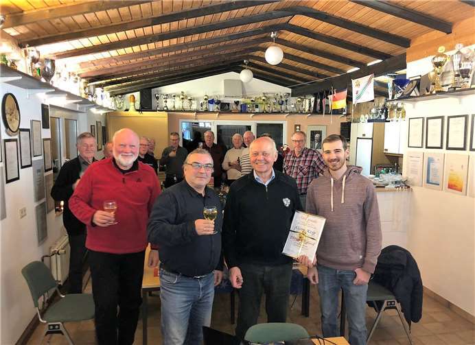 Klaus Keip (3.v.l.) erhielt von den beiden zweiten Vorsitzenden der Rudergesellschaft Michael Hippert (2.v.l.) und Alexander Diedrich (r.) die Urkunde zur Ehrenmitgliedschaft.  privat