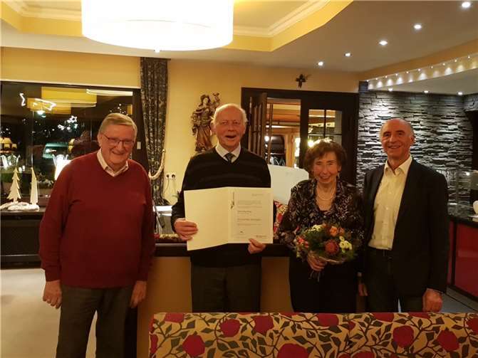 Klaus Keip wurde für 65 Jahre aktives Singen im Chor geehrt. Foto: privat