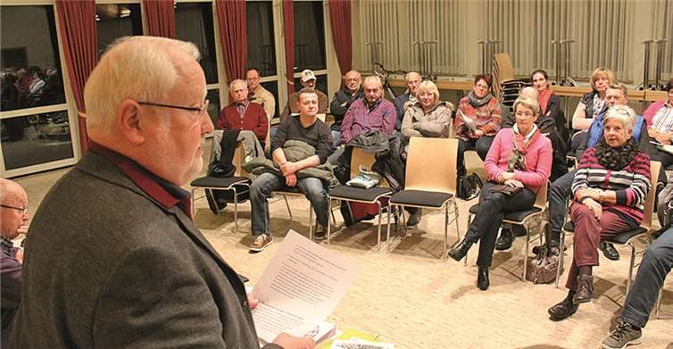 Klaus Kniel, Ortsvorsteher von Heppingen, bei der Planung mit den anwesenden Bürgern. RERE