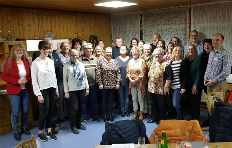 Klaus Koch (3.v.l.) konnte einer großen Zahl an neuen Betreuerinnen und Betreuer die Zertifikate für eine erfolgreiche Kursteilnahme überreichen.Foto: Pressestelle der Kreisverwaltung