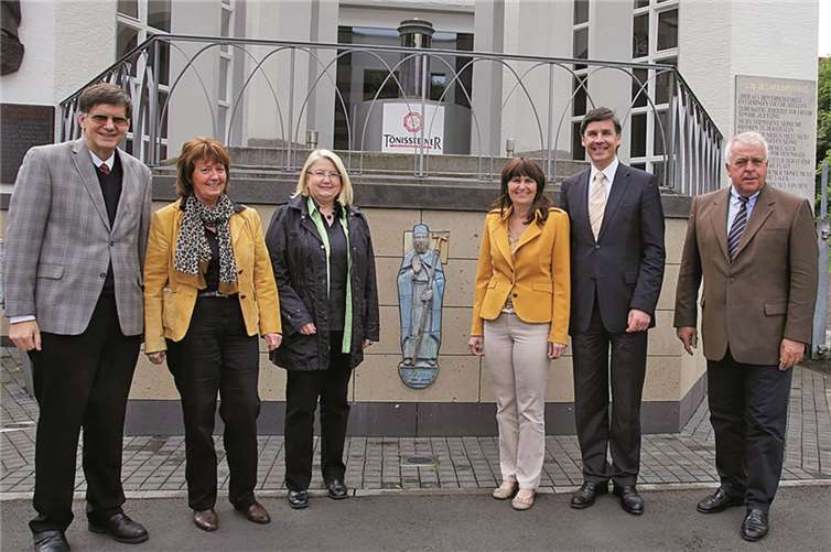 „Klaus Körner, Christel Ripoll, Hedi Thelen, Mechthild Heil, Tilman Kerstiens und Guido Ernst beim Privatbrunnen Tönissteiner Sprudel“. privat