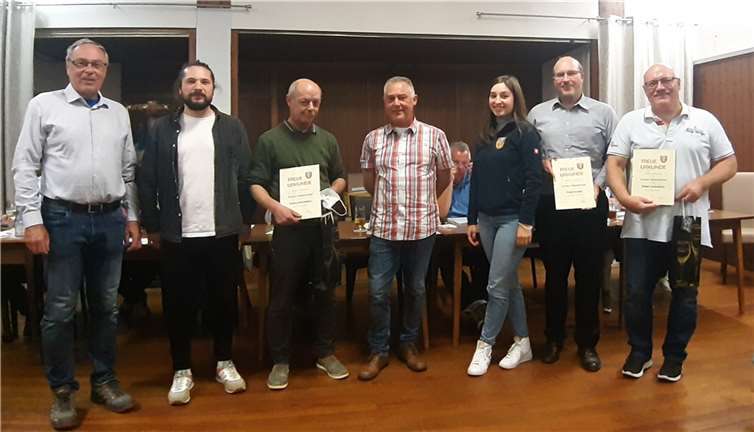 Klaus Krämer (Mitte) konnte Benno Göres, Tobias Schmickler, Jürgen Schremmer, Svenja Markovic, Frank Kremer und Holger Achenbach (von links) für ihre langjährige Mitgliedschaft auszeichnen. Foto: privat