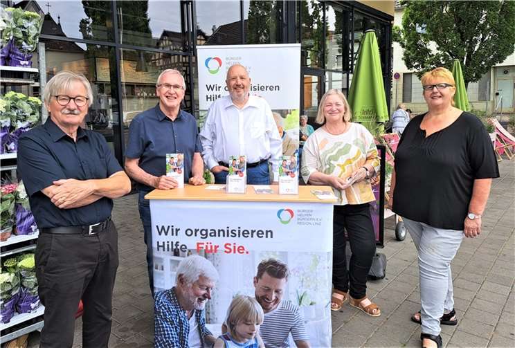 Klaus Krumscheid, Friedhelm Hommes, Josef Schmaus, Renate Pepper und Waltraud Schmaus (v.l.) präsentieren das Hilfsangebot. Foto: Seniorenbüro