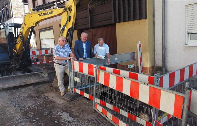 Klaus Kux, Bernhard Wiemer und Siegfried Pösch machten sich ein Bild vom Fortschritt der Bauarbeiten.