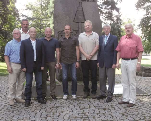 Klaus Kux (Fachbereichsleiter Stadtwerke), Theo Klein (Jubilar), Jürgen Berhausen (Personalrat), Uli Kalb (Personalchef), Dirk Schade (Jubilar), Karl-Heinz Kirberger (Jubilar), Bürgermeister Michael Syré, Erster Beigeordneter Bernhard Wiemer (v.l.).privat