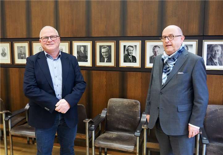 Klaus Kux (links) wurde von Bürgermeister Kessler nach 49 Jahren im öffentlichen Dienst verabschiedet.Foto: privat