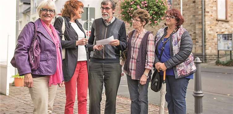 Klaus Liewald freut sich über die Spende der SPD-Frauen. REUTER