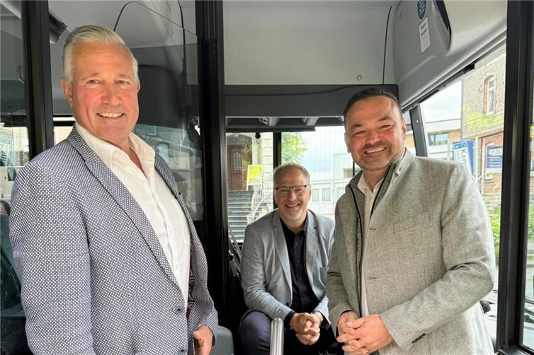 Klaus Lütkefedder, Harald Orthey und Roland Weimer nahmen an Testfahrt von E-Bus im Westerwald teil.
