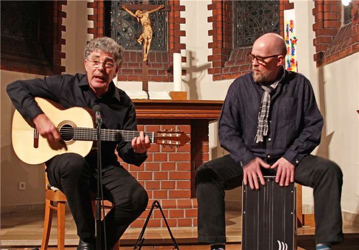 Klaus Mäurer Gitarre und sein Begleiter Dieter Wüster-Lindenau.Foto: Privat