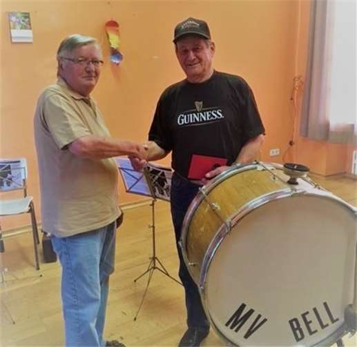 Klaus Mauermann wurde vom Vorsitzenden Albert Justen nach 30 Jahren als aktiver Musiker verabschiedet.privat