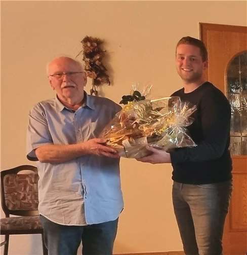 Klaus Mertensacker erhielt einen Präsentkorb von Martin Diedenhofen.  Foto: privat