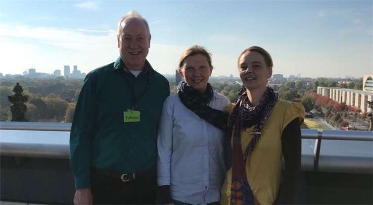 Klaus Meurer Fraktionsvorsitzender GRÜNE VG Maifeld (v.li.n.re.), Corinna Rüffer MdB und Michaela Jubelius GRÜNE aus Trimbs bei ihrem Besuch in Berlin. privat