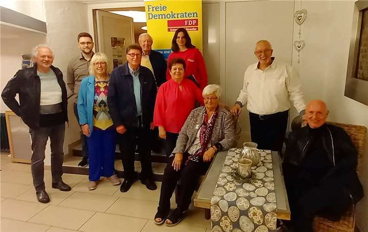 Klaus Millarg, Hendrik Ottersbach, Maggy Schwangt, Rainer Droste, Heinz Beitel, Doris Herminghaus, Christina Steinhausen, Ingrid Schumacher, Dirk Herminghaus und Ulrich van Bebber.  Foto: FDP Bad Breisig